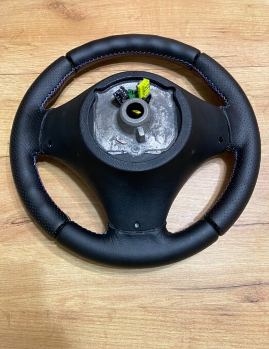 volant bmw e90 e91 e92 e93 e82 e87 e88 sport. volant bmw e90 e91 e92 e93 e82 e87 e88 sport.