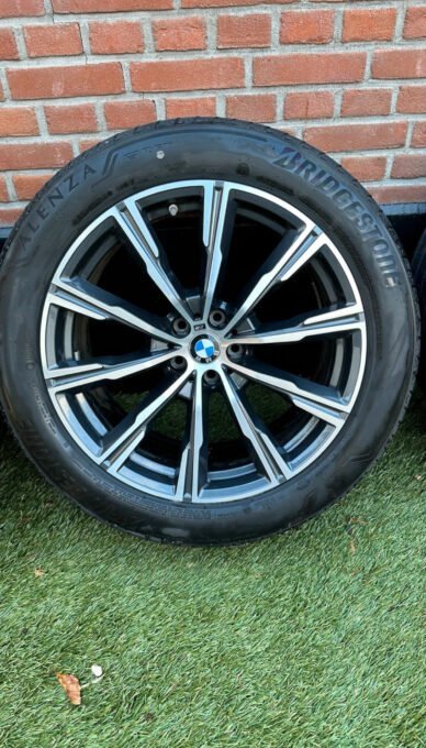 jantes et pneus d'origine pour x5 g05 et x6 g06. jantes et pneus d'origine pour x5 g05 et x6 g06.