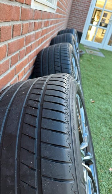 jantes et pneus d'origine pour x5 g05 et x6 g06. jantes et pneus d'origine pour x5 g05 et x6 g06.